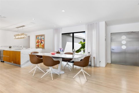 House in Miami Beach, Florida 5 bedrooms, 286.7 sq.m. № 2152446 - photo 11