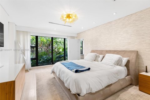 House in Miami Beach, Florida 5 bedrooms, 286.7 sq.m. № 2152446 - photo 13
