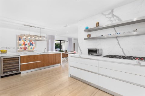 House in Miami Beach, Florida 5 bedrooms, 286.7 sq.m. № 2152446 - photo 8
