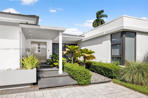 House in Miami Beach, Florida 5 bedrooms, 286.7 sq.m. № 2152446 - photo 2