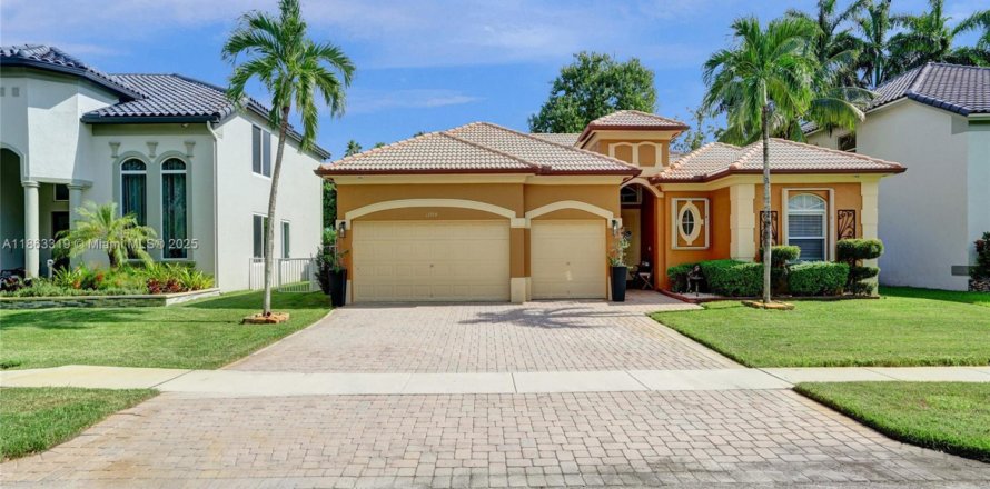 House in Miramar, Florida 4 bedrooms, 244.7 sq.m. № 1891682