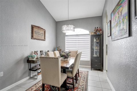 House in Miramar, Florida 4 bedrooms, 244.7 sq.m. № 1891682 - photo 11