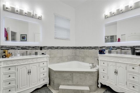 House in Miramar, Florida 4 bedrooms, 244.7 sq.m. № 1891682 - photo 29
