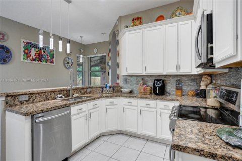 House in Miramar, Florida 4 bedrooms, 244.7 sq.m. № 1891682 - photo 14