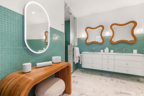 Condo in Miami Beach, Florida, 2 bedrooms  № 1999077 - photo 9