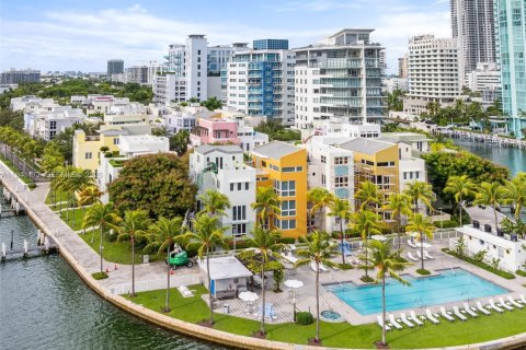 Condo in Miami Beach, Florida, 2 bedrooms  № 1999077 - photo 16
