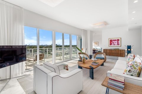 Condo in Miami Beach, Florida, 2 bedrooms  № 1999077 - photo 2