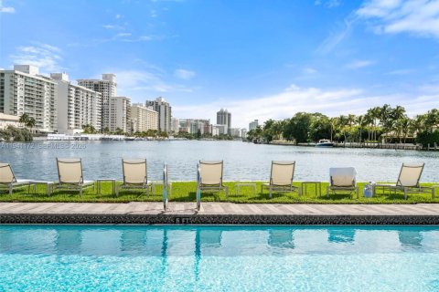 Condo in Miami Beach, Florida, 2 bedrooms  № 1999077 - photo 17