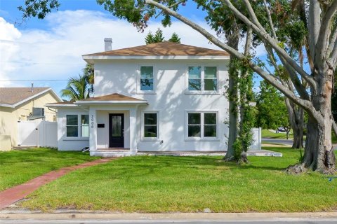 Casa en alquiler en Saint Petersburg, Florida, 3 dormitorios, 183.39 m2 № 1870715 - foto 1