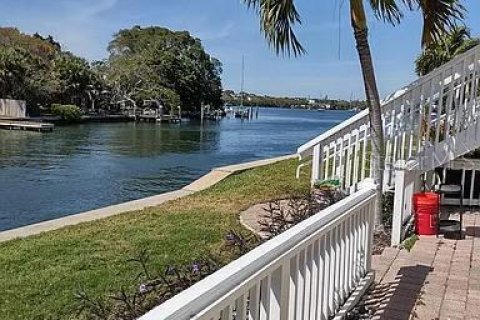 Condominio en Saint Petersburg, Florida, 1 dormitorio  № 2096054