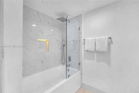 Copropriété à vendre à Hallandale Beach, Floride: 2 chambres, 94.76 m2 № 2270756 - photo 11