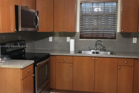 Villa ou maison à louer à Miami, Floride: 4 chambres, 126.63 m2 № 1964593 - photo 2