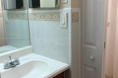 Villa ou maison à louer à Miami, Floride: 4 chambres, 126.63 m2 № 1964593 - photo 11