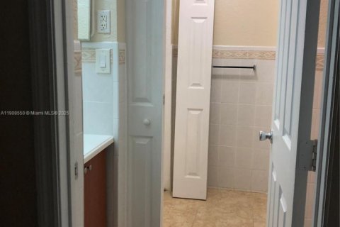 Villa ou maison à louer à Miami, Floride: 4 chambres, 126.63 m2 № 1964593 - photo 12