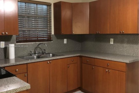 Villa ou maison à louer à Miami, Floride: 4 chambres, 126.63 m2 № 1964593 - photo 3