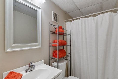 Condo in Vero Beach, Florida, 2 bedrooms № 2189257 - photo 16
