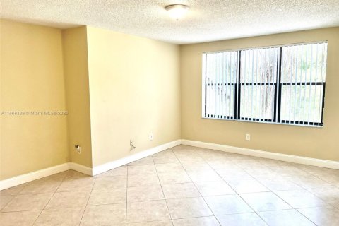 Copropriété à louer à Pompano Beach, Floride: 2 chambres, 74.32 m2 № 1897608 - photo 1