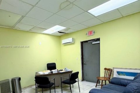 Propiedad comercial en venta en Miami, Florida № 2153705 - foto 8