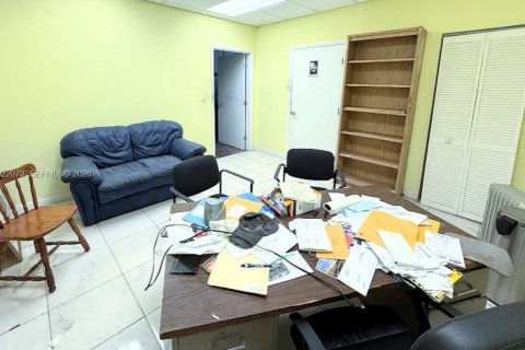 Propiedad comercial en venta en Miami, Florida № 2153705 - foto 7