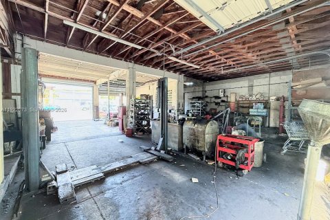 Propiedad comercial en venta en Miami, Florida № 2153705 - foto 12