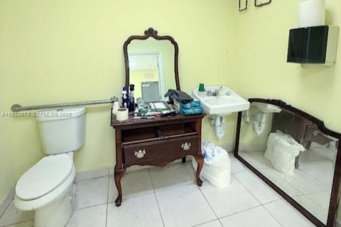 Propiedad comercial en venta en Miami, Florida № 2153705 - foto 9