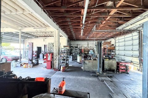 Propiedad comercial en venta en Miami, Florida № 2153705 - foto 14