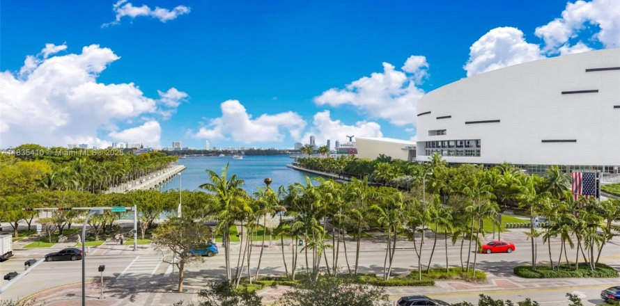 Condominio en Miami, Florida, 1 dormitorio № 1826071
