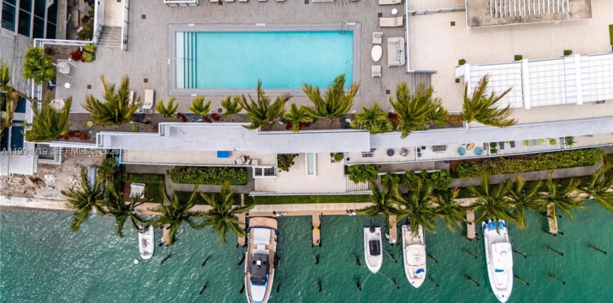 Condominio en Bay Harbor Islands, Florida, 4 dormitorios  № 2060531