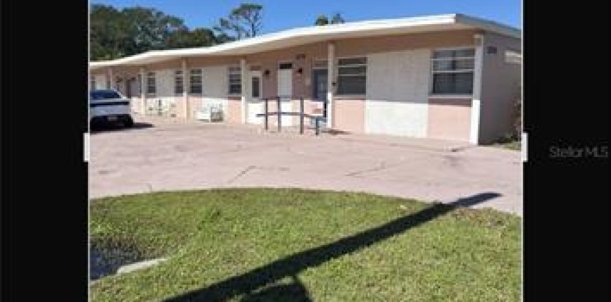 House in Merrit Island, Florida 5 bedrooms, 279.45 sq.m. № 2098912