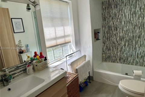 Casa en venta en Miami, Florida, 4 dormitorios, 312.89 m2 № 1776449 - foto 19