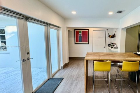 Casa en venta en Miami, Florida, 4 dormitorios, 312.89 m2 № 1776449 - foto 11