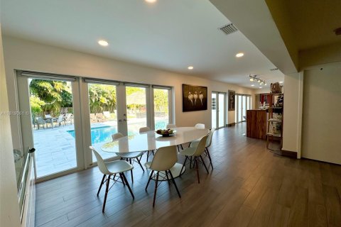 Casa en venta en Miami, Florida, 4 dormitorios, 312.89 m2 № 1776449 - foto 6