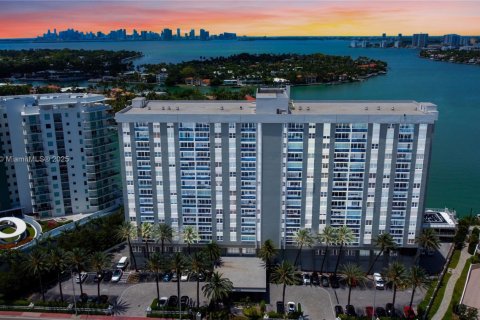 Condo in Miami Beach, Florida, 2 bedrooms  № 1959289 - photo 19