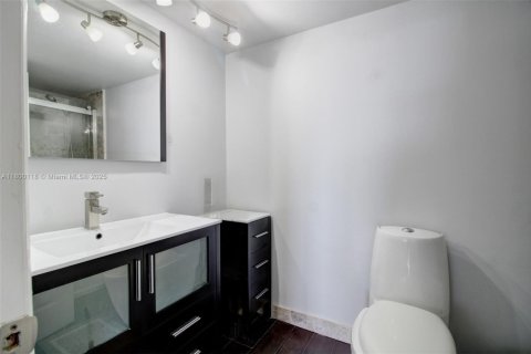 Condo in Miami Beach, Florida, 2 bedrooms  № 1959289 - photo 13
