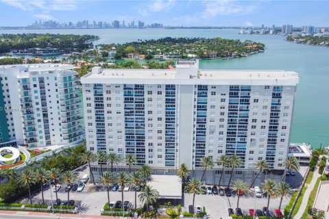 Condo in Miami Beach, Florida, 2 bedrooms  № 1959289 - photo 1