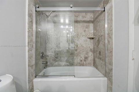 Condo in Miami Beach, Florida, 2 bedrooms  № 1959289 - photo 14