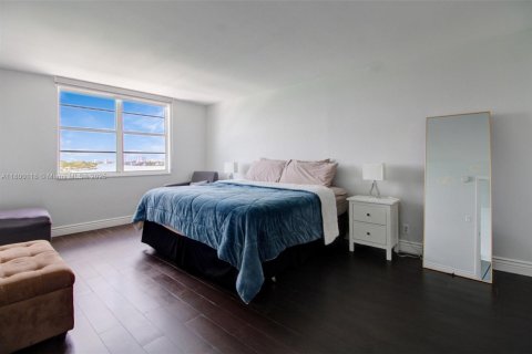 Condo in Miami Beach, Florida, 2 bedrooms  № 1959289 - photo 11