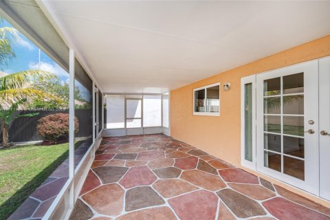 House in Miami, Florida 4 bedrooms, 182.27 sq.m. № 1979128 - photo 22