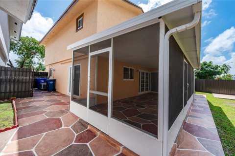 House in Miami, Florida 4 bedrooms, 182.27 sq.m. № 1979128 - photo 21