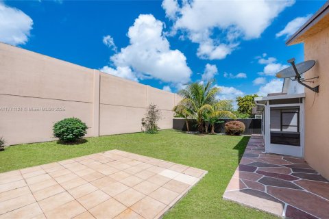 House in Miami, Florida 4 bedrooms, 182.27 sq.m. № 1979128 - photo 19