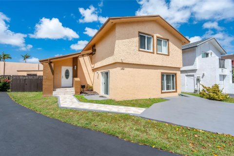 House in Miami, Florida 4 bedrooms, 182.27 sq.m. № 1979128 - photo 9