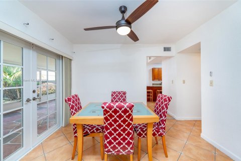 House in Miami, Florida 4 bedrooms, 182.27 sq.m. № 1979128 - photo 12