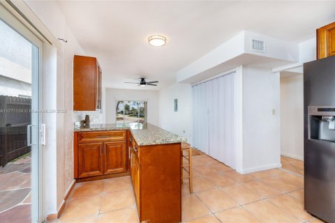 House in Miami, Florida 4 bedrooms, 182.27 sq.m. № 1979128 - photo 7