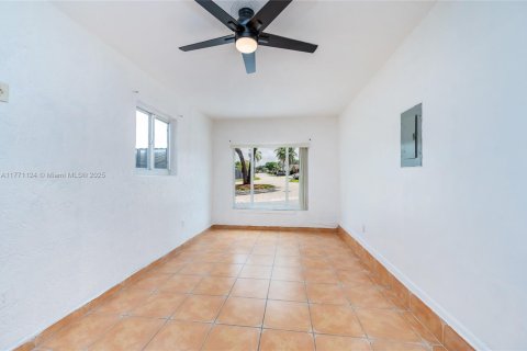 House in Miami, Florida 4 bedrooms, 182.27 sq.m. № 1979128 - photo 24