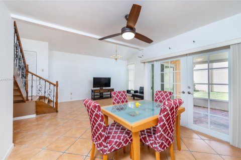 House in Miami, Florida 4 bedrooms, 182.27 sq.m. № 1979128 - photo 14