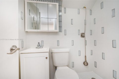 House in Miami, Florida 4 bedrooms, 182.27 sq.m. № 1979128 - photo 20