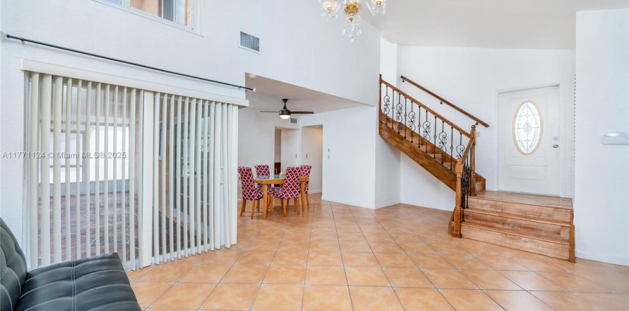 House in Miami, Florida 4 bedrooms, 182.27 sq.m. № 1979128