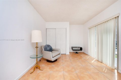 House in Miami, Florida 4 bedrooms, 182.27 sq.m. № 1979128 - photo 18