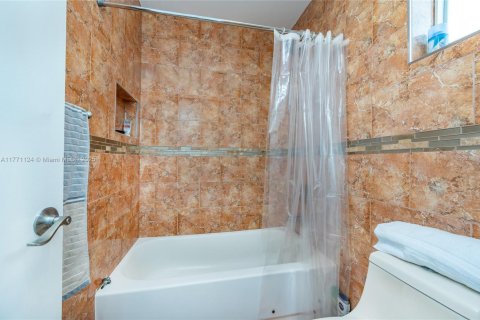 House in Miami, Florida 4 bedrooms, 182.27 sq.m. № 1979128 - photo 30