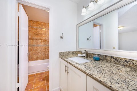 House in Miami, Florida 4 bedrooms, 182.27 sq.m. № 1979128 - photo 29